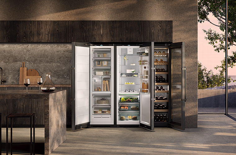 Moderner Liebherr Kühlschrank in großer Küche.