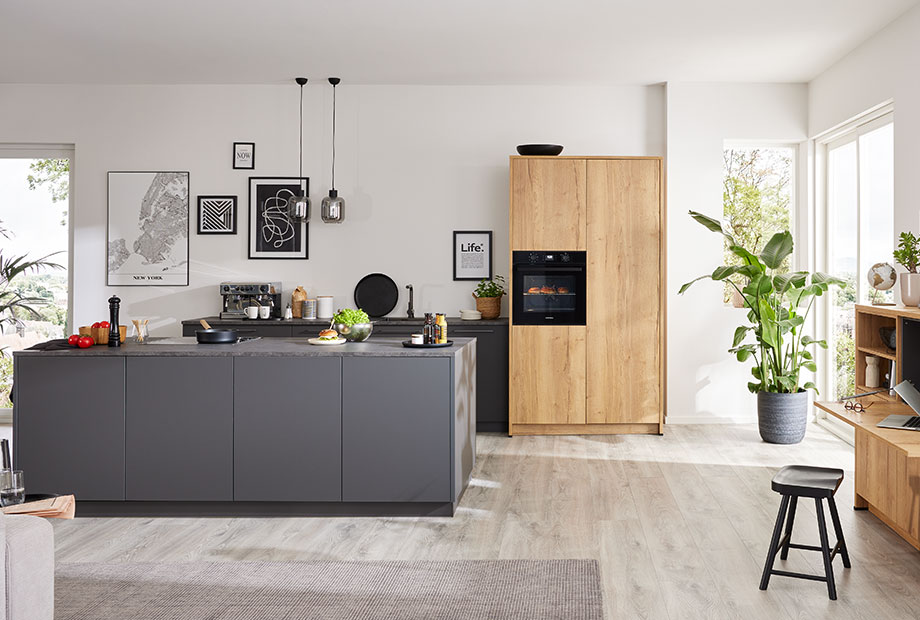 Moderne Küche mit Insel und Holzdetails von der Marke Interliving.