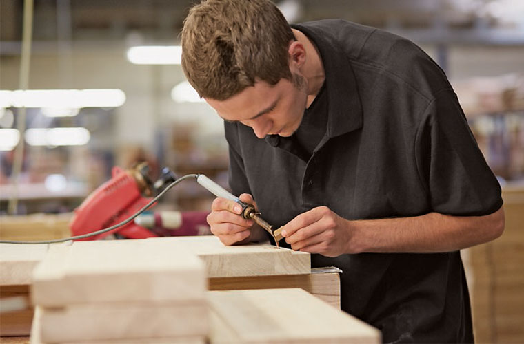 Handwerker arbeitet an Decker Küche.