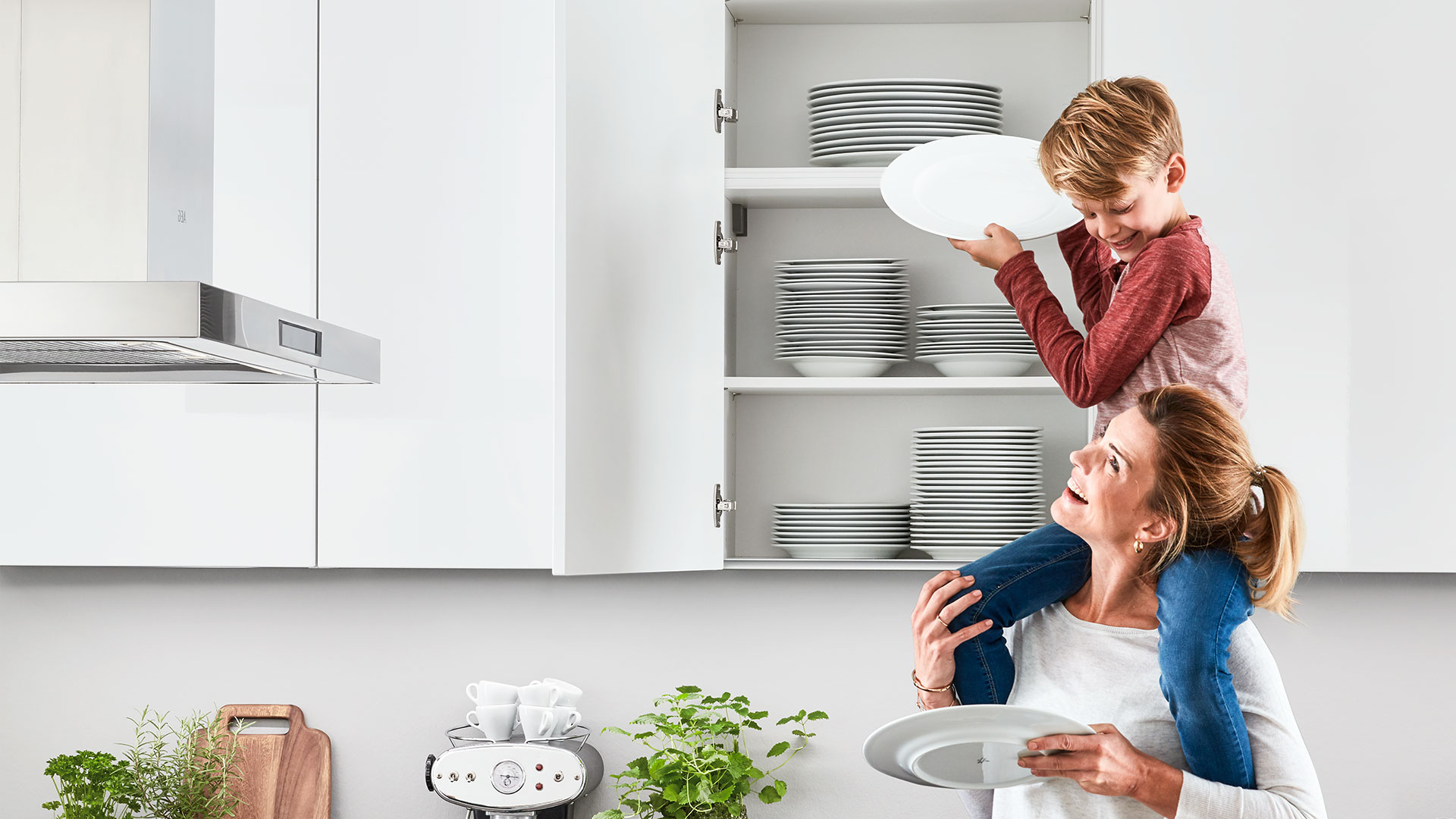 Familie ist glücklich in einer hellen Küche.