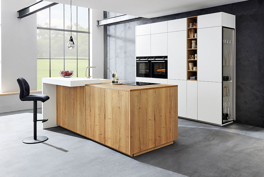Moderne Küche mit Großer Insel von der Marke Interliving.