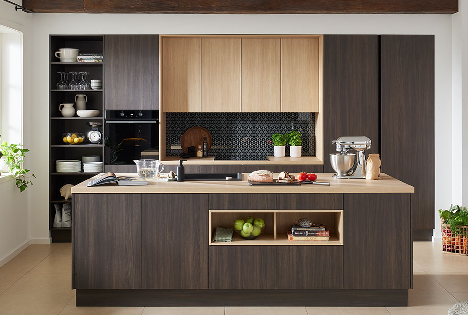 Moderne Wert-Küche mit Holzdetails.