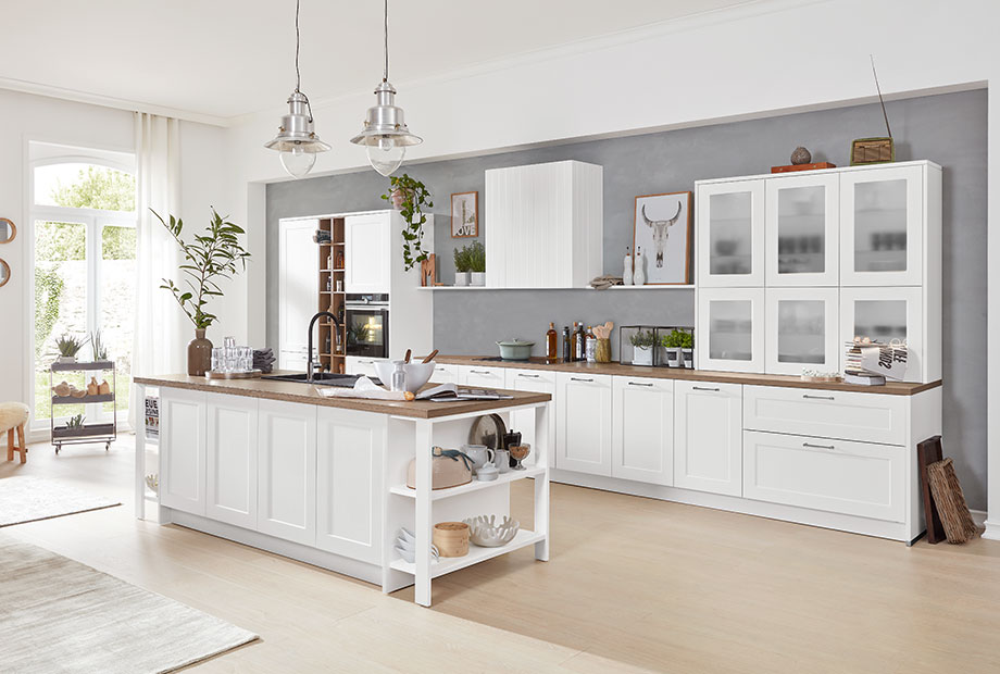 Weiße Interliving Landhausküche mit großer Insel.