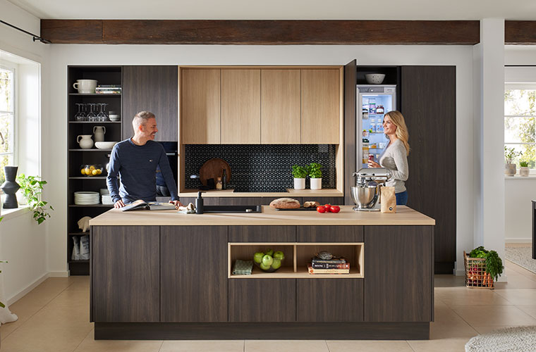 Küche mit Holzdetails die von der Marke Wert stammt.